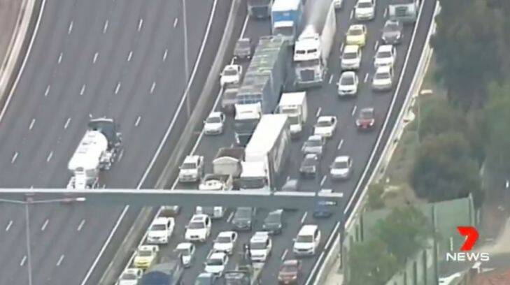 Tullamarine Freeway in chaos after high-voltage power lines come down