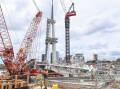 A 25-metre mast is being installed for Brisbane's Kangaroo Point Green Bridge. (Jono Searle/AAP PHOTOS)