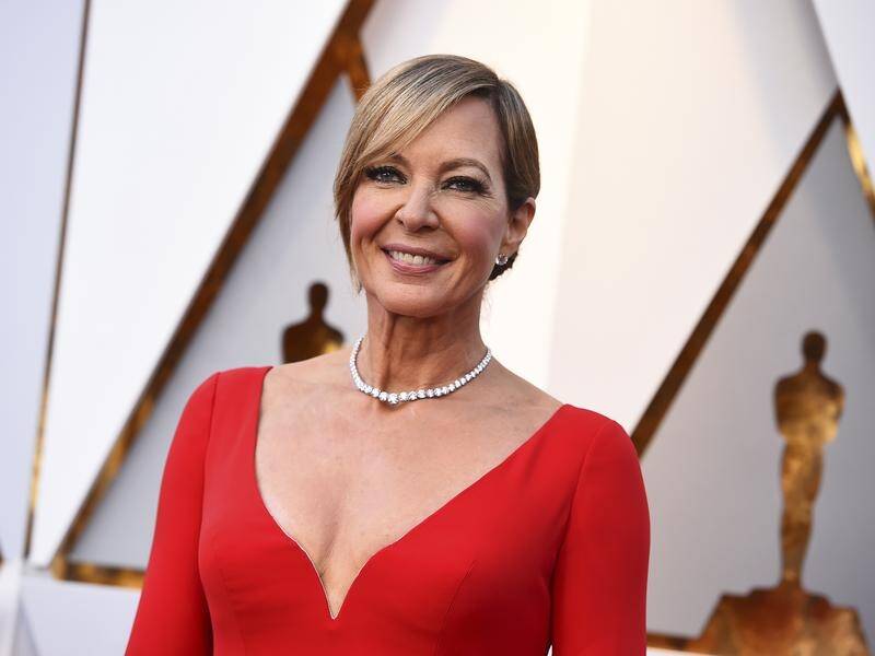 I, Tonya support actress Allison Janney dazzling in red as she walked the Oscars Red Carpet.