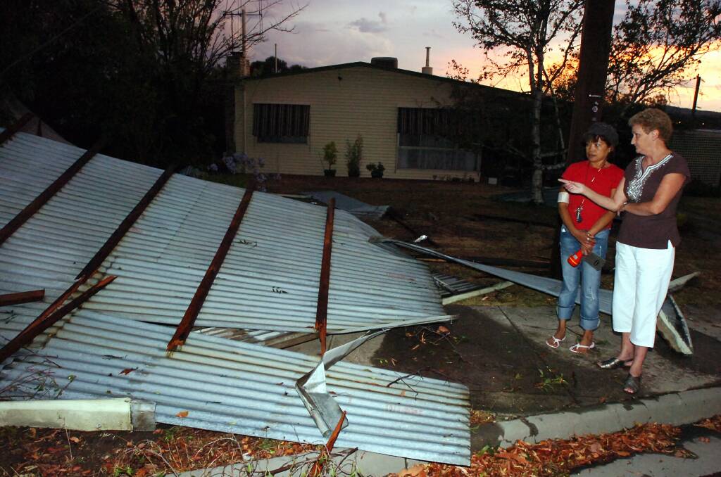 Erma Paradela and Jeanette McGregor look at the roof that was blown off a house in Golden Square during the heavy storm that hit Bendigo. 
Pic by Andrew Perryman on Fri 20th Jan 2006.
