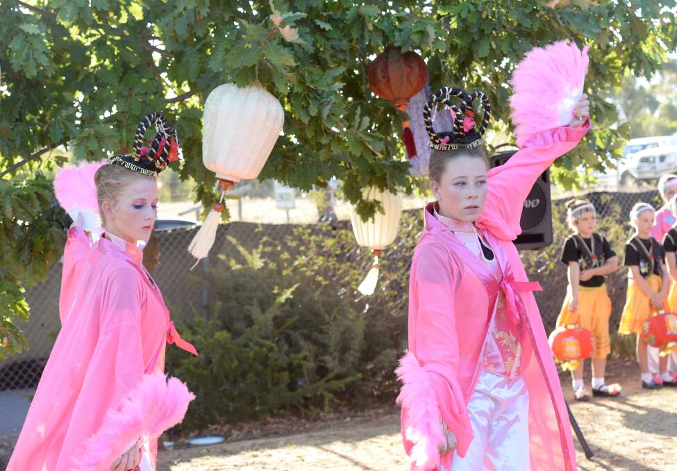Bendigo Chinese Association Plum Blossom dancers perform. 