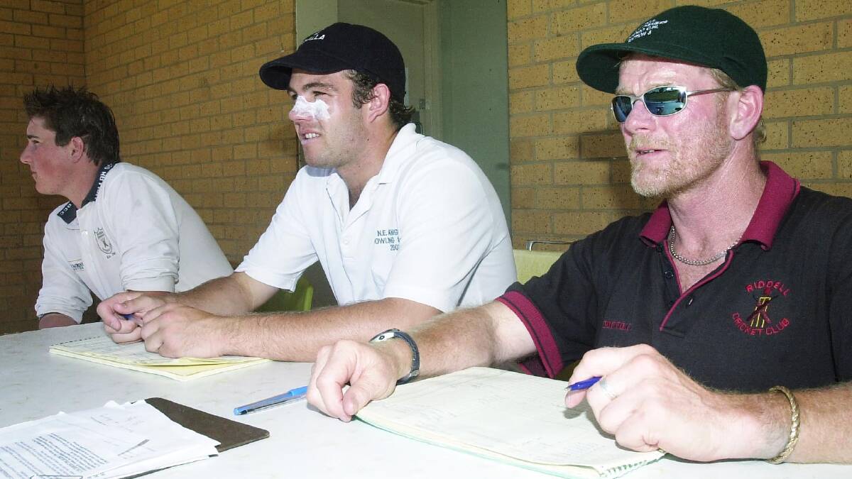 Benalla's Matthew Sharp and Gisborne's Peter Cullen keep score duruing a match in 2005 at Weeroona Oval. 