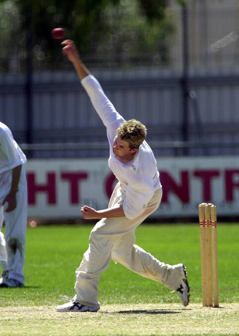 Damien Atkins bowls for Murray Valley at the QEO in 2005. 