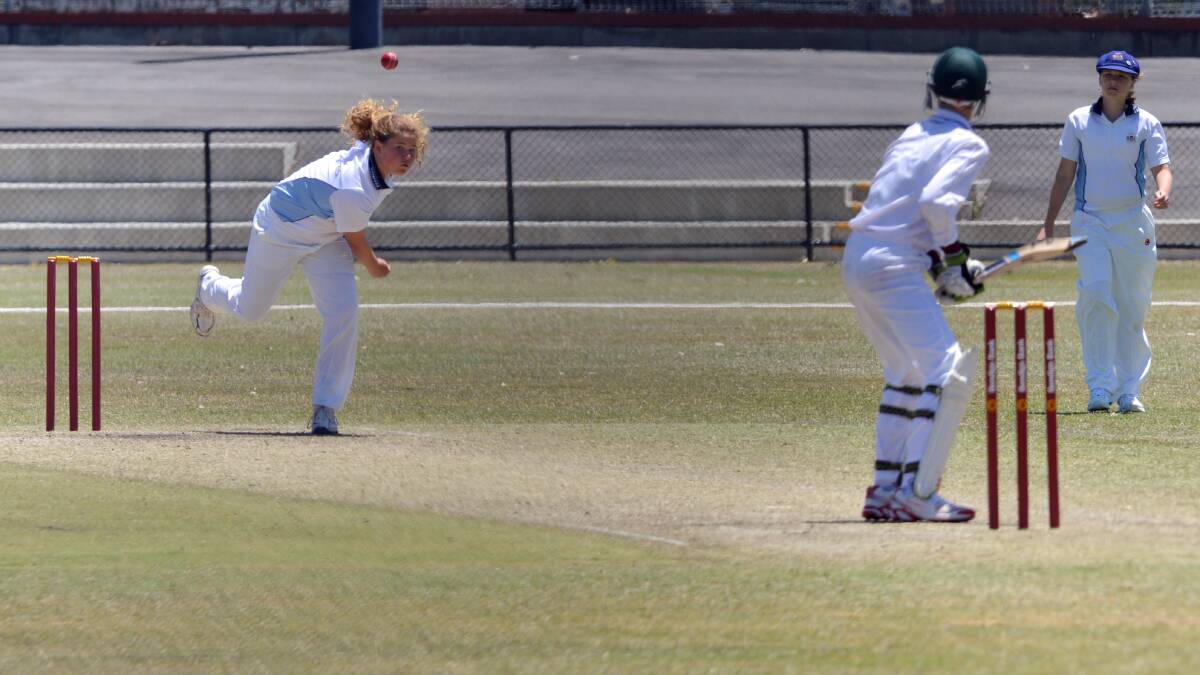 Hannah Darlington bowls for New South Wales at the Queen Elizabeth Oval in Bendigo. Picture: BRENDAN McCARTHY