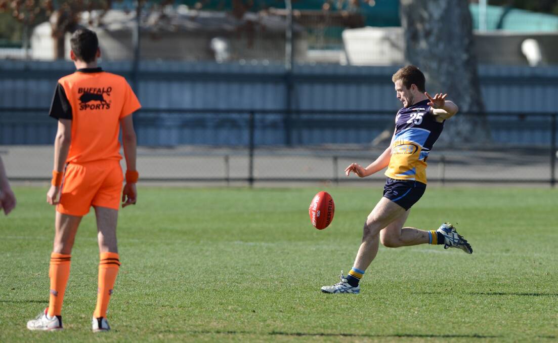 Fergus Payne kicks a goal in Bendigo's clash with Murray at the QEO in 2013. 