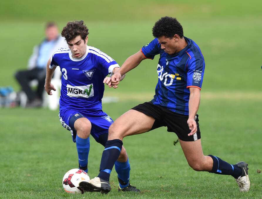 DUEL: Strathdale's Julian Taylor and Eaglehawk's Toli Wanefalea battle to win possession in their latest division one match at Beischer Park.  Picture: GLENN DANIELS 