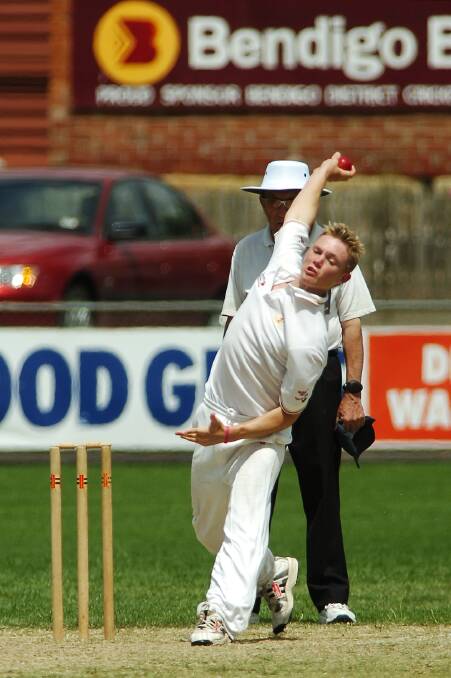 Jamie Stanyer bowls for Murray Valley at the QEO in 2006. 