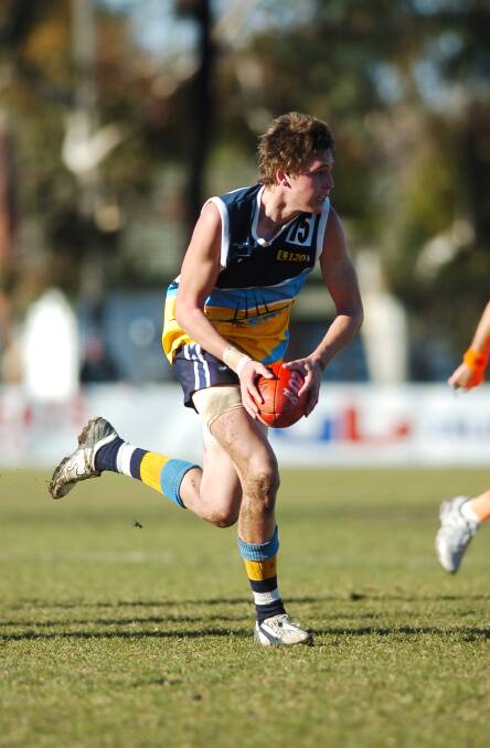 Jarryn Geary attacks in a 2006 match for the Bendigo Pioneers. 