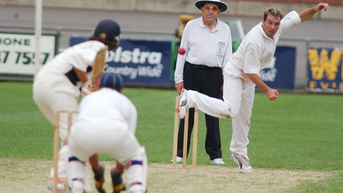 Castlemaine's Brenton Jones bowls at the QEO in 2006. 