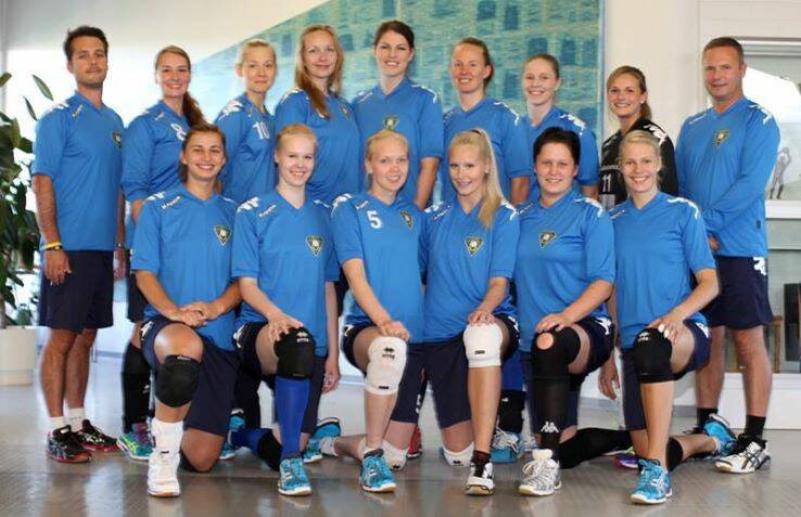 Hynes, in the middle of the back row, with her Finnish women's league team OrPo. Picture: SUPPLIED