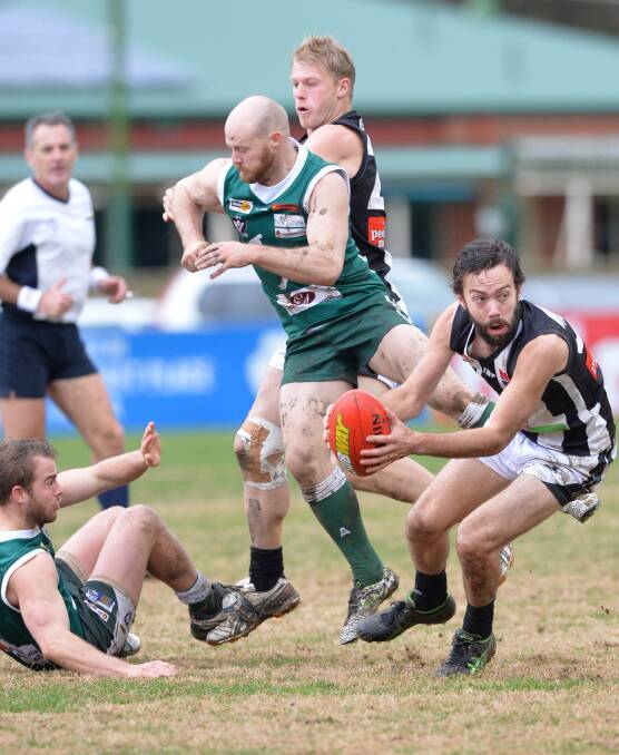 DOWN TO THE WIRE: Kangaroo Flat and Castlemaine clash at Dower Park on Saturday. Picture: BRENDAN McCARTHY