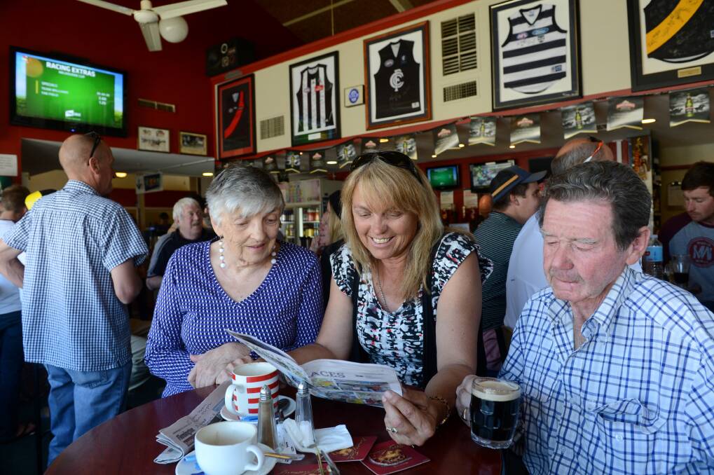 Lorraine Gamlin with Sandy and John Truscott. Picture: JIM ALDERSEY

