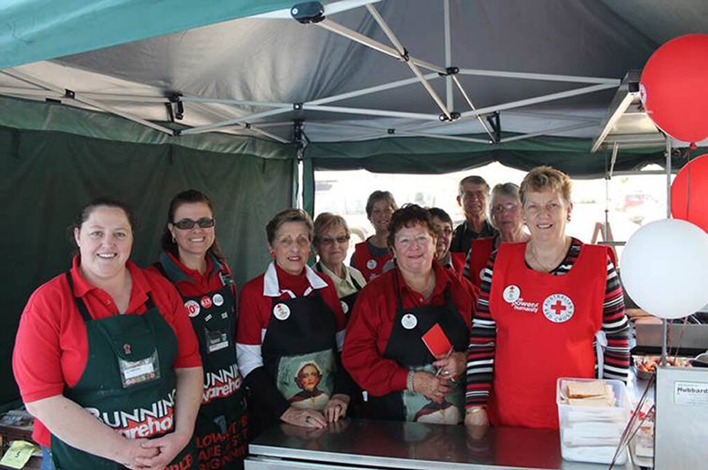 SUPPORT: Bunnings Bendigo staff with Red Cross volunteers during fundraiser.