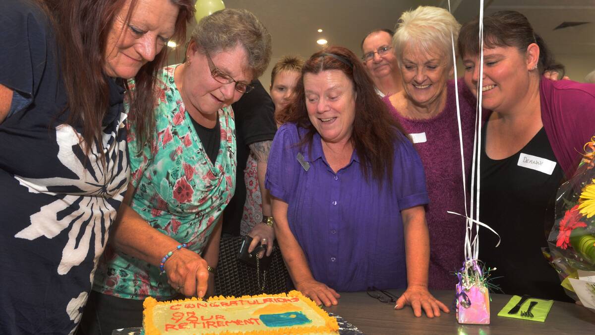 Surprise lunch for Carolyn Rasmussen at Bendigo All Seasons
Carolyncutting the cake with well-wishers
