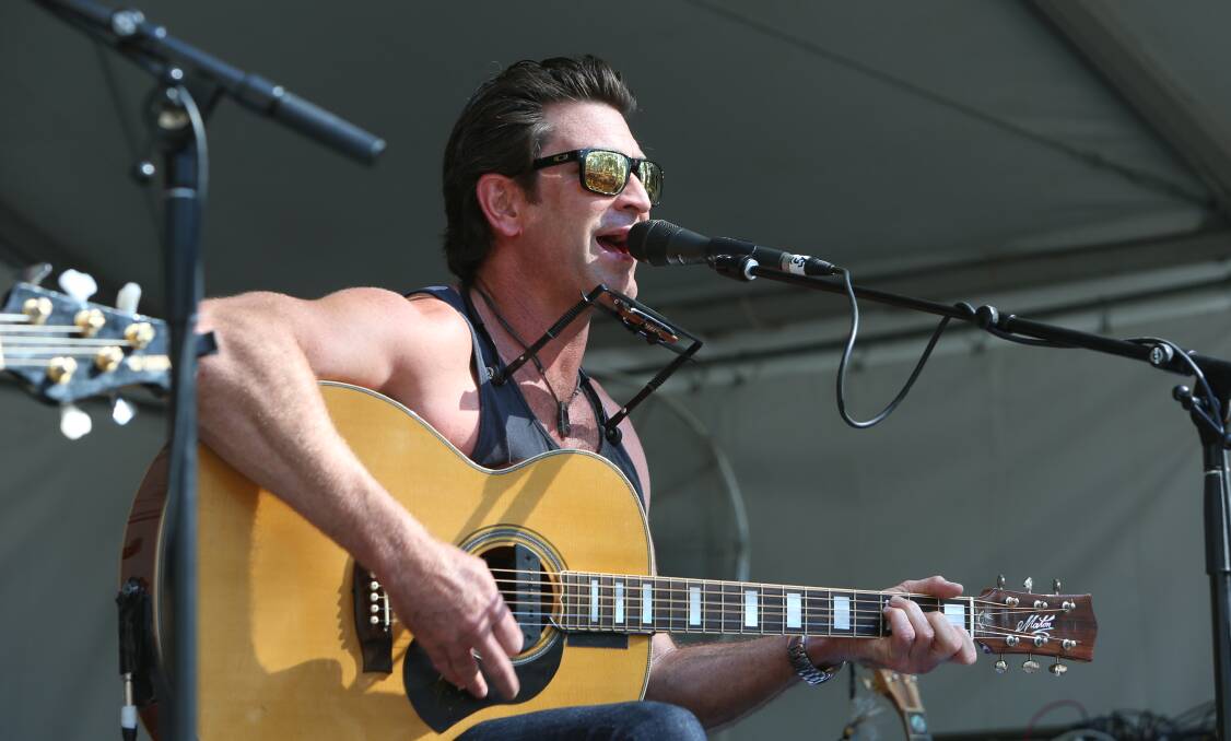 PROFESSIONAL: Pete Murray plays at last year’s Riverboats Music festival.