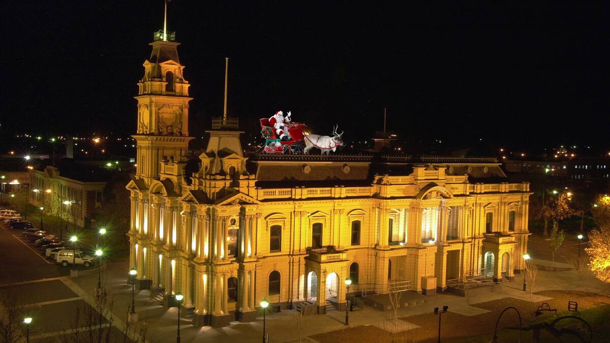 Santa has been checking in at Bendigo landmarks while delivering Christmas presents.