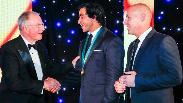 Dally Messenger III, left, presents the Dally M award to Johnathan Thurston in 2015. Photo: AAP