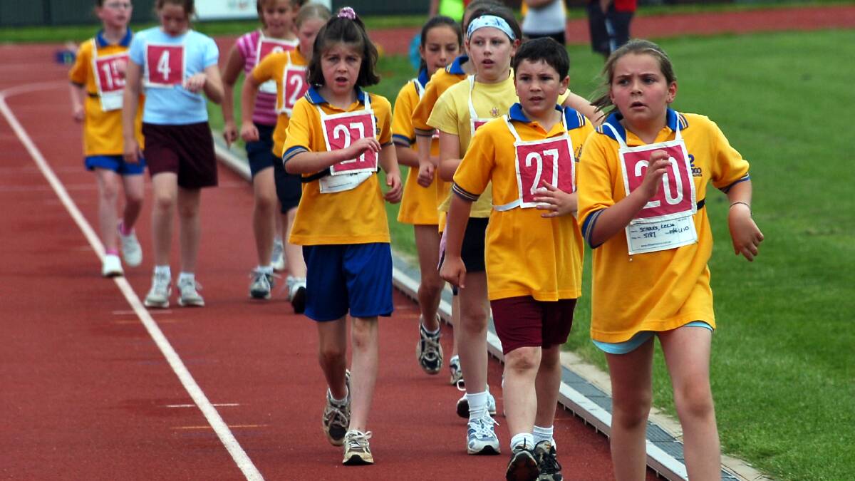Walkers in the U/9  1200m walk during little athletics.
pic by Andrew Perryman on Sat 29th Oct 2005.