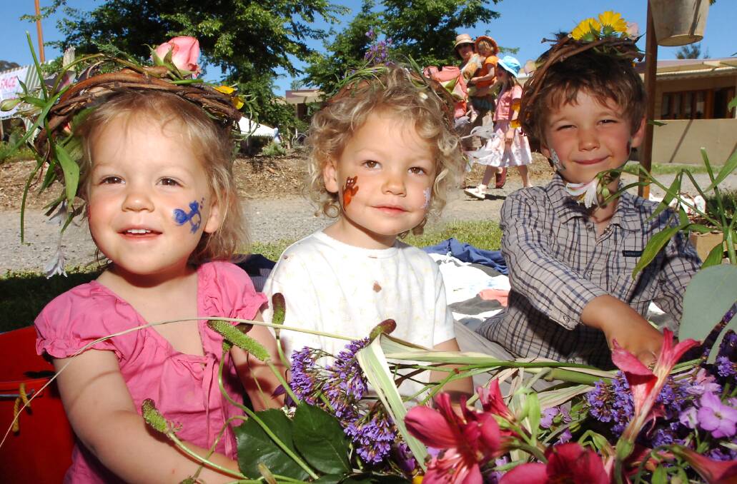 Hermione, Zoe and Oliver Johnson from Ravenswood making flower garlands at the Steiner School Fair. 
pic by Bill Conroy 5/11/05