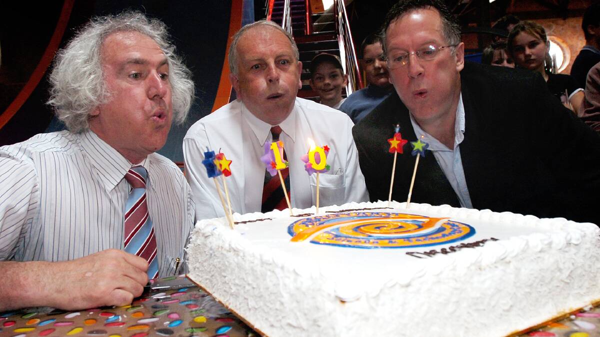 Bgo Mayor Cr Rod Fyffe, Prof. David Finlay (LaTrobe) and Geoff Michelle blows the candle out on the cake at the Discovery Centre's 10th birthday celebrations.
pic by Andrew Perryman on Sat 29th Oct 2005.