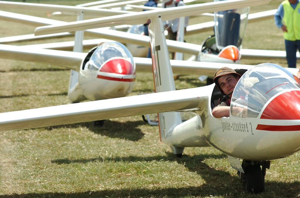 Glider Race @ Bendigo Gliding Club.  Shannon McGowan waiting for the tow plane.
Pic Brendan McCarthy 311005