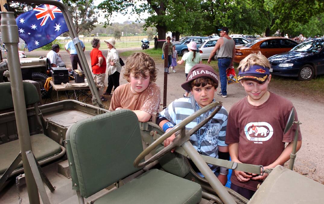 Heathcote Carnival - Jack McCulloch, Jordan Formosa & Tom Seidel look at a 1942 US Army Jeep.
Pic: LAURA SCOTT. DATE ; 01.11.05