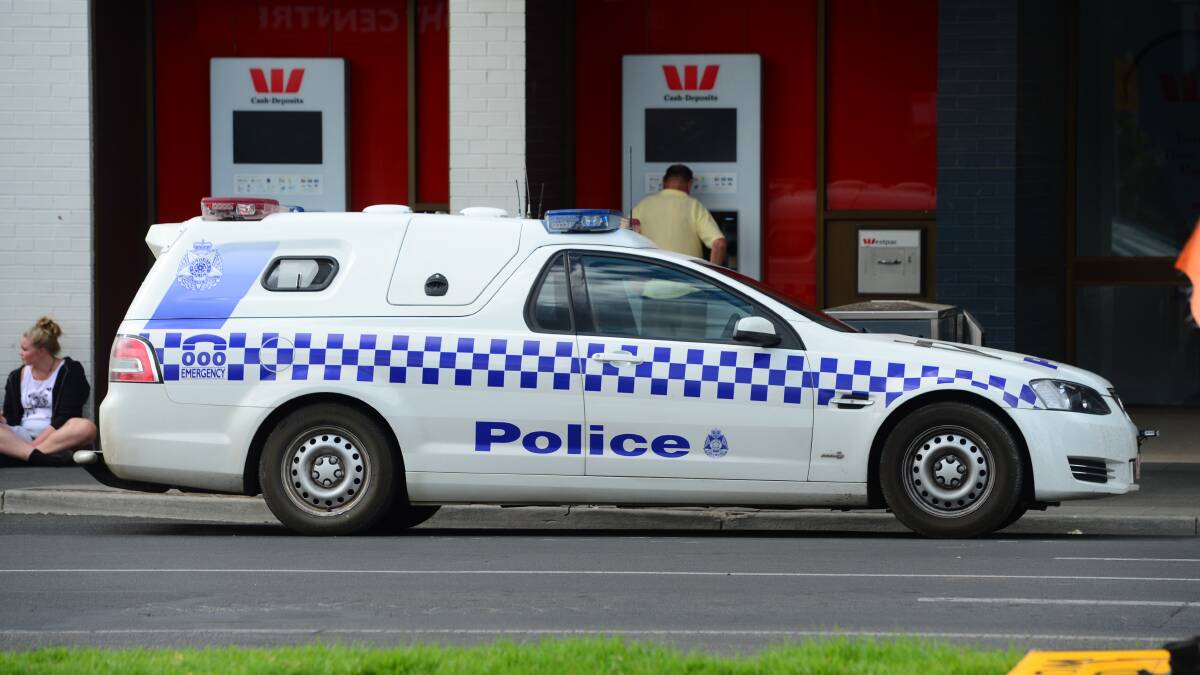 KNIFE: Police search for a man armed with a knife in central Bendigo. Picture: JIM ALDERSEY