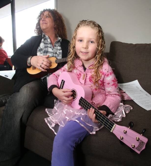More than 20 people gathered at the Golden Square Hotel on Saturday to learn how to play the ukulele.