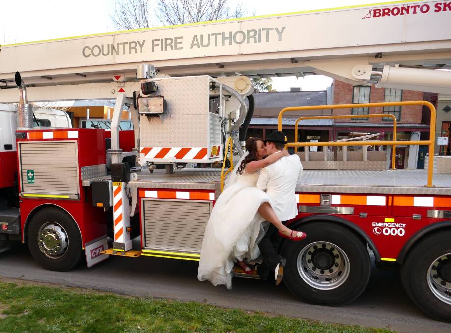 Firefighters and an Australian pop icon were unexpected guests at a Bendigo wedding on Saturday after a smoke alarm forced the evacuation of the Old Fire Station.