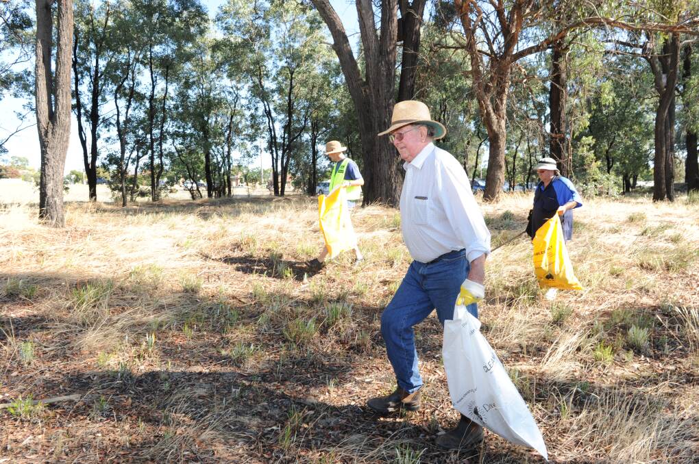 HELPING HAND: Members of the Ironbark Gully Friends participate in Clean Up Australia Day in 2017. Picture: NONI HYETT.