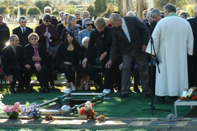 Family and friends say goodbye to Herb Hesse at the Bendigo Lawn Cemetery yesterday.