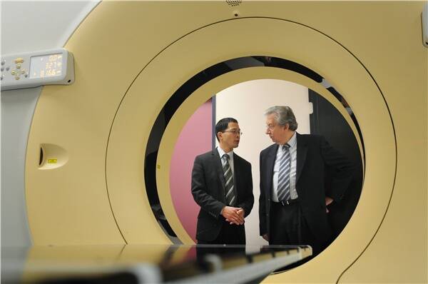 GUEST: Bendigo Peter Mac Centre director, Dr Michael Lim Joon, gives Dr Peter MacCallum a tour of the centre.
