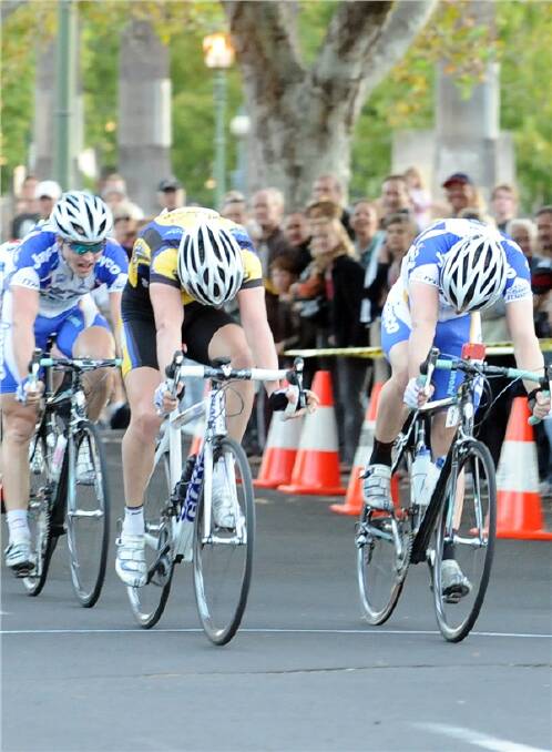 WHISKER: Leif Lampater, middle, holds off Glenn O'Shea to win the criterium.  Picture: BILL CONROY