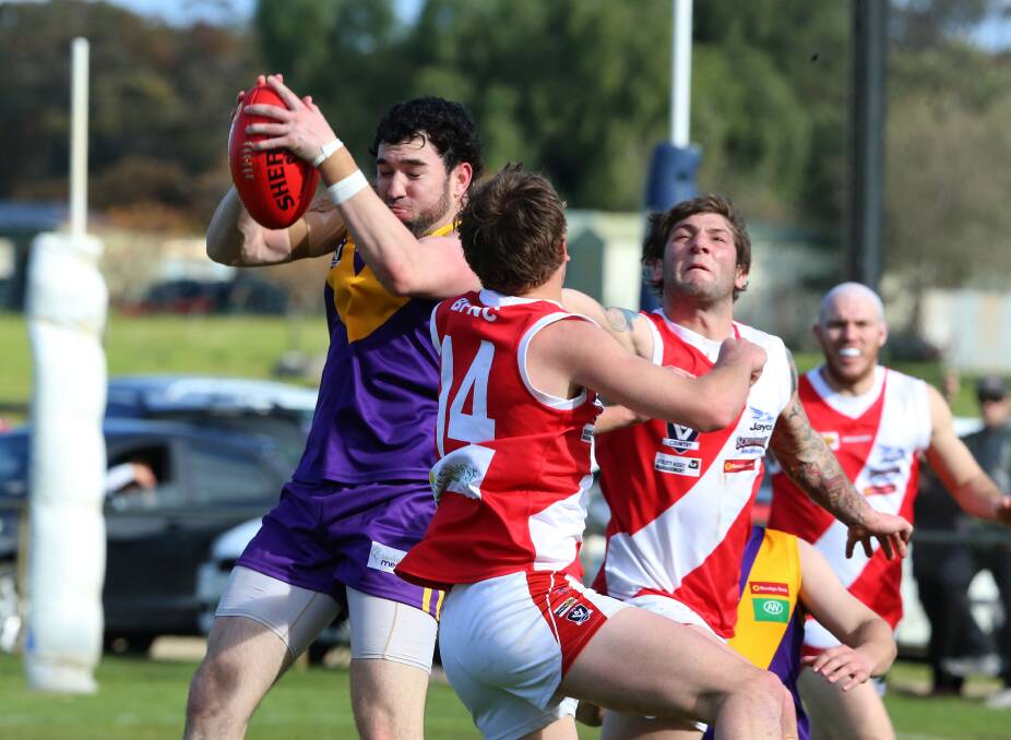 Bridgewater won a thriller against Bears Lagoon-Serpentine by one point. Picture: PETER WEAVING