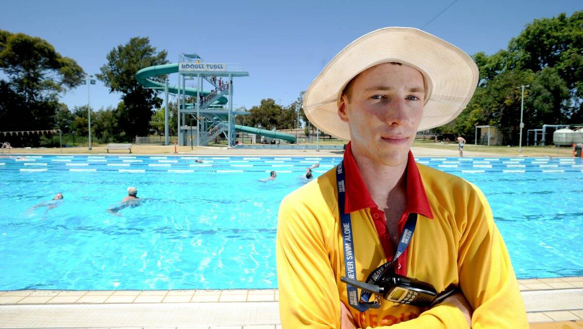 NO RESPITE: Bendigo Aquatic Centre lifeguard James Chirgwin will be working in the heat today. Picture: JODIE DONNELLAN 