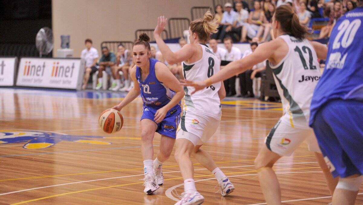 CHARGE: Bendigo Spirit guard Kelly Wilson races into attack against the Dandenong Rangers. Picture: JODIE DONNELLAN 