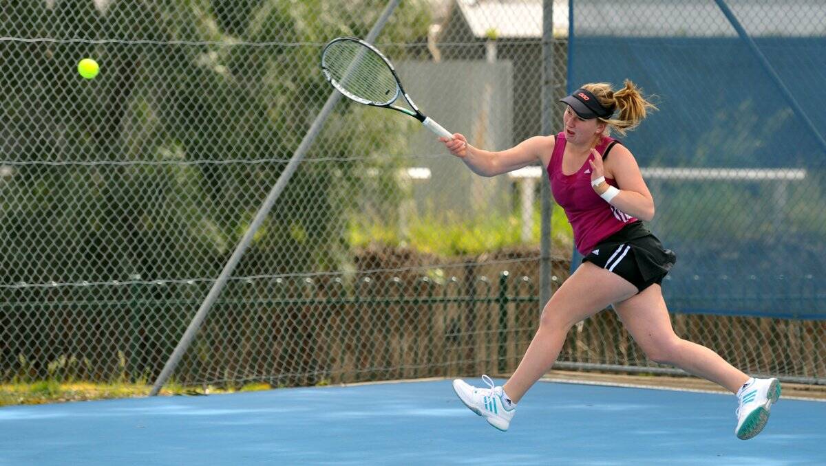 TOP SHOT: Eliza Long, the reigning national under-16 girls champion, strikes a forehand winner at last month’s Bendigo Junior Open tennis classic. Picture: JULIE HOUGH 