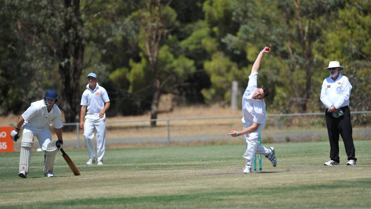 MAN-OF-MATCH: Strathdale-Maristians all-rounder Braden Hocking bowls in the Suns victory on Huntly-North Epsom's turf. Picture: JULIE HOUGH 