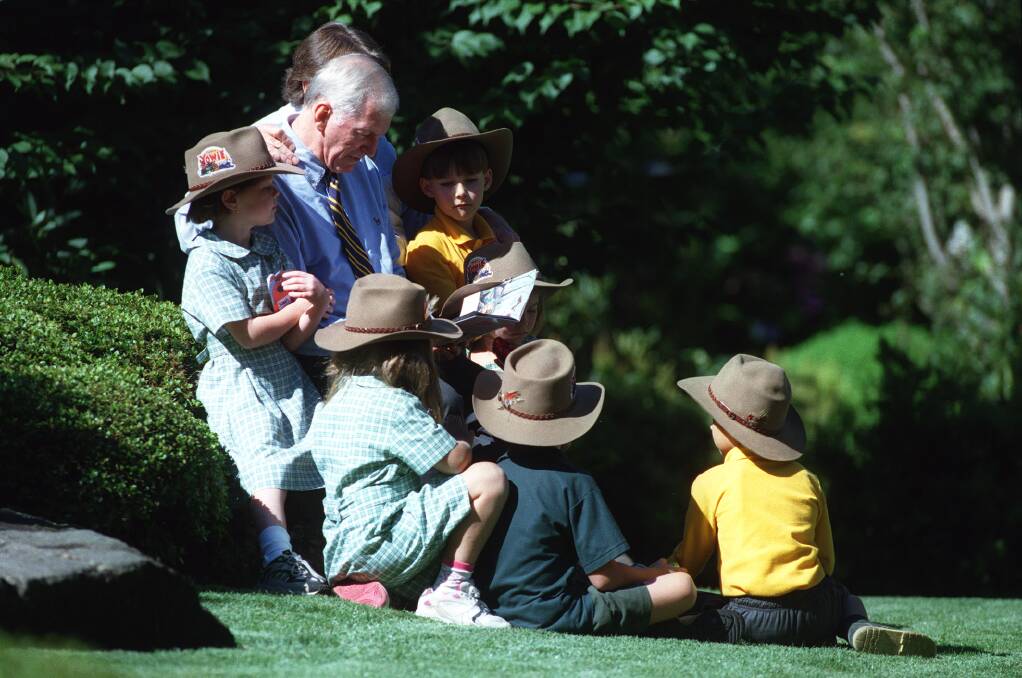 Bryce Courtenay with some year prep and 1 students from Williamstown North Primary School at Taronga Zoo to launch the yowie education CD. Photo: Fairfax Archive