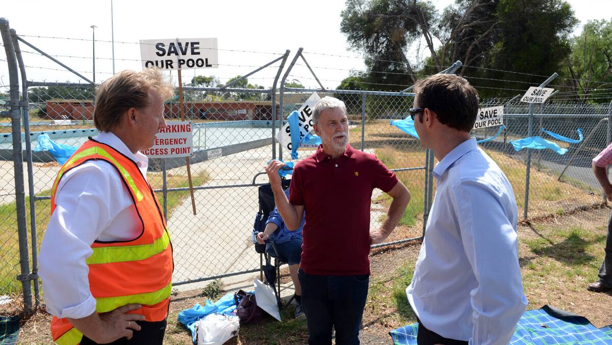 The council's Tony Gellatly and Lincoln Fitzgerald speak with Ken Hamilton. Picture: Jim Aldersey