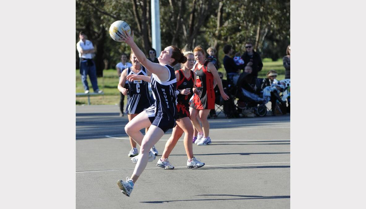 HDFL. Preliminary final. A-grade. White Hills v Mount Pleasant. Mount Pleasant won by 4 goals. Picture: Peter Weaving.